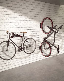 BIKETEC WIESZAK ŚCIENNY NA ROWER (WALL BIKE RACK) STAL MALOWANA PROSZKOWO KOLOR CZARNY, PLASTIK CZERWONY